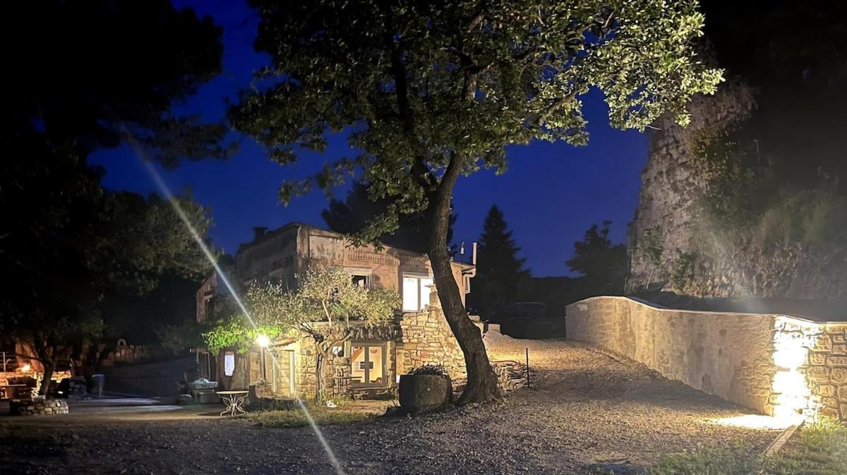 Le Castellas - Gite En Pleine Nature Montmirat Esterno foto